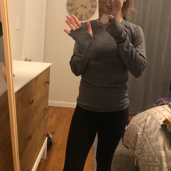 Fitted workout long sleeve with thumb holes - Picture 3 of 3